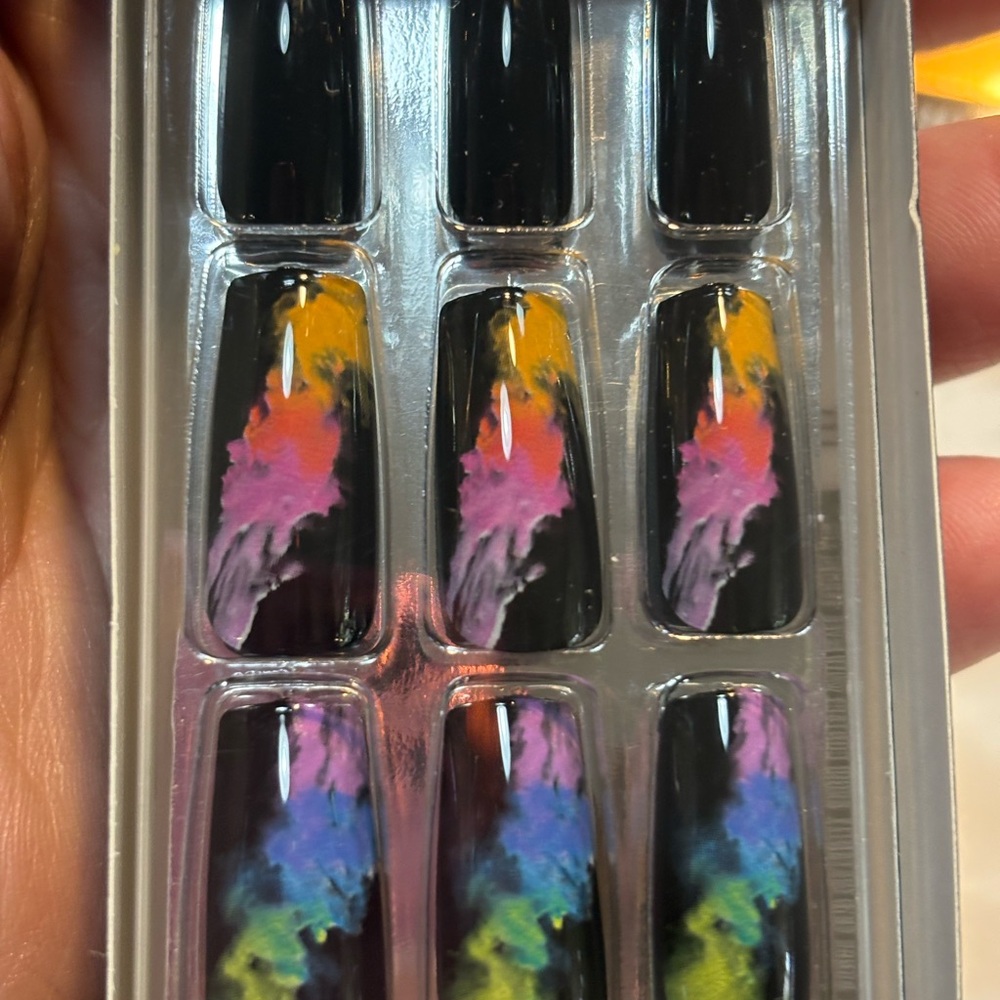 Lot of 8 Dashing Diva Nailbliss Salon Gel Nails in the "Rainbow Run" design - Picture 2 of 6